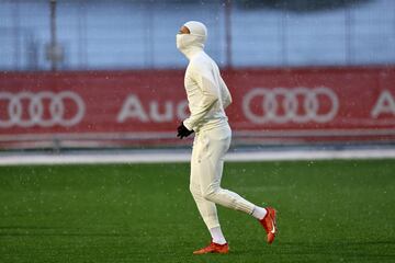 Debe de ser duro entrenarse entre copos de nieve y con temperaturas bajo cero en Múnich. Por eso Leroy Sané aparece de esta guisa durante el entrenamiento de ayer del Bayern antes de recibir hoy al Copenhague en partido de Champions.