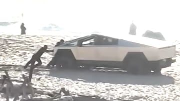 Cybertruck de Tesla embarrancado en Marina State Beach, California, el 4 de marzo del 2024.