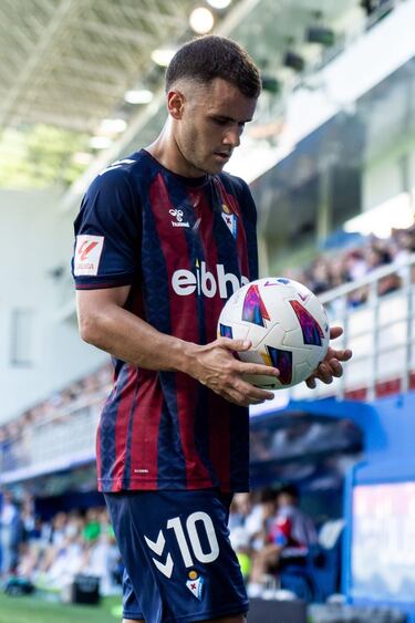Después del varapalo del primer partido ante el Racing, el Eibar dio otra cara ante el Elche y Aketexe fue uno de los principales artífices.
