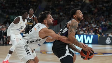 Facundo Campazzo lucha con Carlik Jones, del Partizan.
