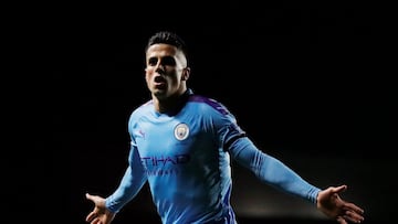 Cancelo celebra un gol con City,