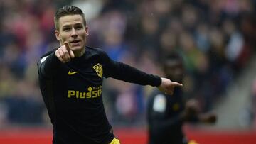 Atletico Madrid's French forward Kevin Gameiro celebrates after scoring a goal during the Spanish league football match Real Sporting de Gijon vs Club Atletico de Madrid at El Molinon stadium in Gijon on February 18, 2017. / AFP PHOTO / MIGUEL RIOPA