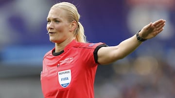 Bibiana Steinhaus, primera mujer árbitro de Alemania: En septiembre de 2017, Steinhaus se convirtió en la primera mujer que dirigió un partido de la Bundesliga de Alemania, fue en un empate entre el Werder Bremen y el Hertha Berlín.