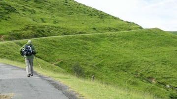 Un peregrino realizando el Camino de Santiago