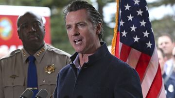 ARCHIVO - En esta foto de archivo del 8 de enero de 2019, el gobernador Gavin Newsom habla sobre la preparación para emergencias durante una visita a la estación CalFire Colfax del Departamento de Silvicultura y Protección contra Incendios de California en Colfax, California.