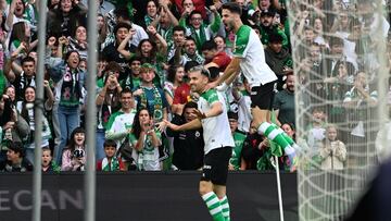 Arana y Andrés Martín, del Racing, tras marcar gol al Granada.