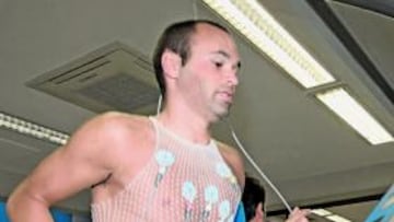 <b>PRIMERAS PRUEBAS. </b>Los médicos confirmaron que Iniesta está bien y apto para los entrenamientos.