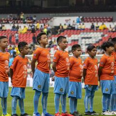 Los niños protagonizaron los protocolos de la jornada 16