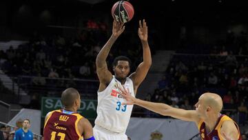 GRAF3288. MADRID, 03/12/2017.- El ala pívot norteamericano del Real Madrid Trey Thompkins (c), con el balón ante los jugadores del Herbalife Gran Canaria durante el partido de la décima jornada de Liga que disputan en el Palacio de los Deportes de Madrid. EFE/Victor Lerena