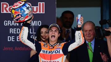 Repsol Honda Team&#039;s Spanish rider Dani Pedrosa (L) celebrates on the podium beside former Spanish King Juan Carlos, after winning the Spanish Red Bull Grand Prix Moto GP race at Jerez de la Frontera race track on May 7, 2017. / AFP PHOTO / PIERRE-PHILIPPE MARCOU