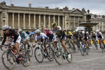 Colombia's Nairo Quintana, wearing the best young's white jersey (3rd L) rides in the pack  past the Hotel de la Marine on the Place de la Concorde in Paris  during the 109,5 km twenty-first and last stage of the 102nd edition of the Tour de France cycling race on July 26, 2015, between Sevres and Paris. AFP PHOTO / ERIC FEFERBERG