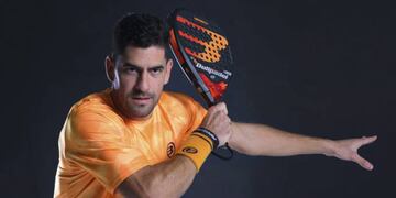 El jugador WPT Maxi S&aacute;nchez junto a la Bullpadel Vertex 02.