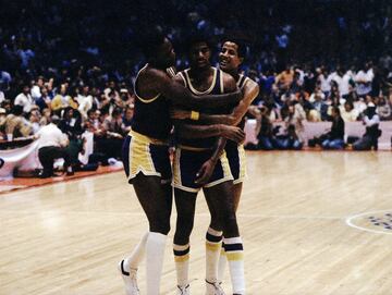 Era la primera temporada con l¨ªnea de tres puntos en la NBA pero, sobre todo, era la primera temporada de un Magic Johnson que gan¨® su primer anillo y fue MVP de las Finales con 20 a?os y despu¨¦s de una actuaci¨®n prodigiosa. La lesi¨®n de Kareem Abdul-Jabbar en el quinto partido le oblig¨® a partir como p¨ªvot titular y jugar en todos los puestos en el sexto, en Philadelphia. Acab¨® con 42 puntos, 15 rebotes y 7 asistencias en casa de Julius Erving, Darryl Dawkins, Maurice Cheeks¡ Tambi¨¦n fue la Final en la que el Erving, el Doctor J, anot¨® su m¨ªtico baseline move, la canasta remontando por detr¨¢s del aro. Kareem se lesion¨® en el quinto con el partido igualado y, sobre un solo pie, anot¨® en el ¨²ltimo parcial 14 puntos y el 2+1 decisivo.