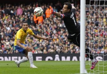 Claudio Bravo tapa una pelota.