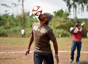 Didier Drogba inauguró una escuela que lleva su nombre en Costa de Marfil. Se espera que el proyecto solidario ayude a que miles de niños de zonas rurales en la comunidad de granjas de cacao reciban una mejor educación.