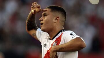 Juan Fernando Quintero celebrando su gol con River Plate ante Racing por Superliga Argentina.