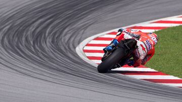 Andrea Dovizioso con la Ducati en el test de MotoGP en Sepang.