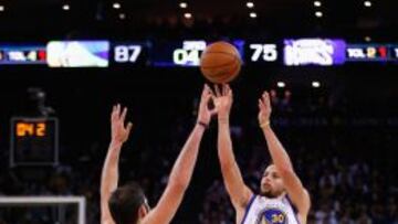 CURRY ROMPE TODOS LOS RÉCORDS. Stephen Curry anotó la pasada campaña 286 triples, récord histórico, y en la actual lleva ya 221 y su proyección es de 384. Acaba de batir en enero la marca de triples en un mes natural (81) y lleva 120 partidos de fase regular anotando al menos uno, a siete del récord de Kyle Korver (127).