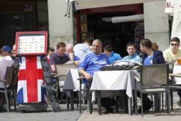 Los seguidores del Chelsea inundaron las calles del centro de Madrid, disfrutando del buen tiempo.