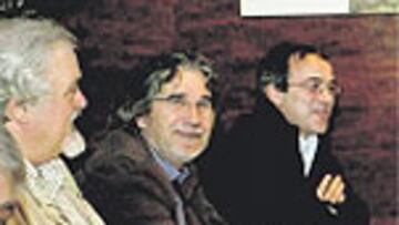 Julio Pernas, en el centro, ayer.