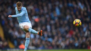 Manchester City's Belgian midfielder Kevin De Bruyne kicks during the English Premier League football match between Manchester City and Chelsea at the Etihad Stadium in Manchester, north west England on March 4, 2018. / AFP PHOTO / Oli SCARFF / RESTR