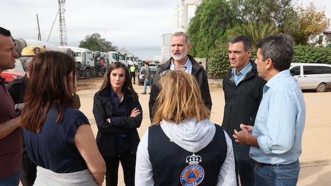 Máxima tensión en la visita de los Reyes, Sánchez y Mazón: “¡Asesinos!”