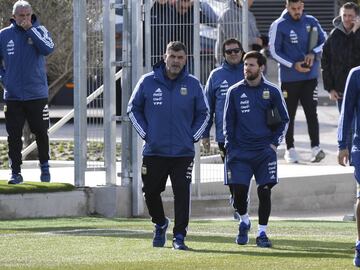 Messi entrando en el entrenamiento de la Selección Argentina en la Ciudad Deportiva del Real Madrid. 