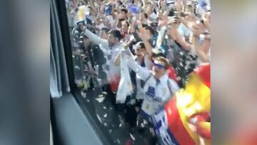 La llegada al Bernabéu desde dentro del bus: ¡jolgorio total!