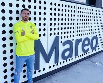 Campu posa delante del edificio de Mareo, recién reformado.