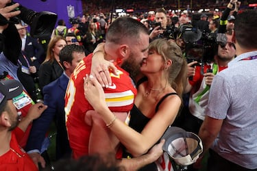 Después de salir durante casi un año, Taylor Swift y Travis Kelce finalmente han hecho oficial su relación en Instagram.