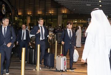 Toni Kroos y Odriozola en el aeropuerto de Abu Dabi.