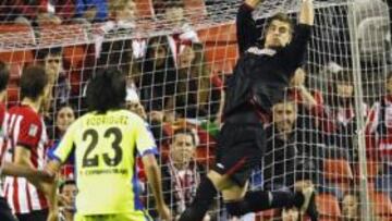 <b>VUELTA A LA PORTERÍA. </b>Raúl Fernández, que no jugaba desde el partido en París, ataja un balón.