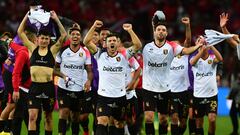 AMDEP5744. PORTO ALEGRE (BRASIL), 11/08/2022.- Jugadores de Melgar celebran al ganar la serie de penaltis hoy, en un partido de la Copa Sudamericana entre Internacional y Melgar en el estadio Beira Río en Porto Alegre (Brasil). EFE/Ricardo Rímoli
