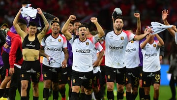 AMDEP5744. PORTO ALEGRE (BRASIL), 11/08/2022.- Jugadores de Melgar celebran al ganar la serie de penaltis hoy, en un partido de la Copa Sudamericana entre Internacional y Melgar en el estadio Beira Río en Porto Alegre (Brasil). EFE/Ricardo Rímoli
