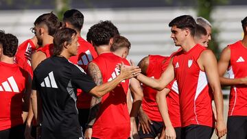 Almeyda saluda a Juanlu.