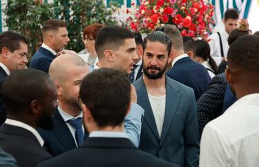 Isco Alarcón de charla con sus compañeros en la Feria.