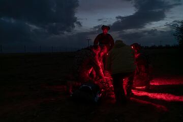 Trabajar de noche es clave. Saber qué luz utilizar, cómo detectar las heridas, la sangre, cómo cuidar una herida cuando no veas, también se practica para cuando llegue el momento. 