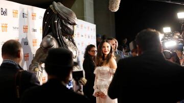 Olivia Munn descubre el pasado de un actor de “Predator” y Fox elimina la escena