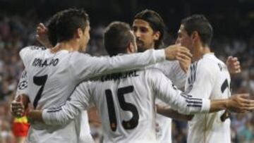 Cristiano es felicitado por sus compañeros.