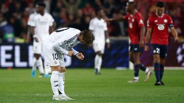 Modric, capitán del Real Madrid, cabizbajo al finalizar el partido de Champions contra el Lille.