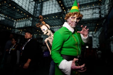 Un asistente disfrazado de Buddy el Elfo zombi posa durante la Comic Con de Nueva York en el Centro de Convenciones Jacob K. Javits.