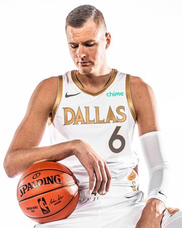 La franquicia de Texas ha presentado su equipación City Edition donde el blanc y el dorado son los colores protagonistas. La nueva equipación ha incendiado las redes por el gran parecido al uniforme del Real Madrid Baloncesto. 