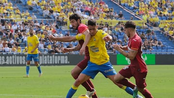El centrocampista de la UD Las Palmas Maximo Perrone (c) rodeado de rivales del Villarreal durante el partido de LaLiga entre UD Las Palmas y el Villarreal, este s¨¢bado en el estadio de Gran Canaria. EFE/ Angel Medina G.