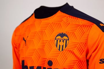 Así son las nuevas equipaciones del Valencia para la 20-21