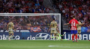 El portero del Granada, Ferreira, no pudo hacer nada en el primer gol del Atlético de Madrid. 