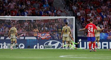 El portero del Granada, Ferreira, no pudo hacer nada en el primer gol del Atlético de Madrid. 