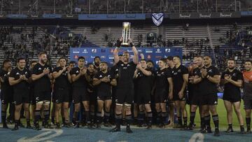 Los All Blacks celebran el t&iacute;tulo.