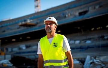 Hansi Flick observa atónito el interior de la reforma del Camp Nou.