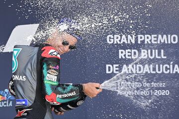 Fabio Quartararo celebra con champán la victoria en Jerez. 