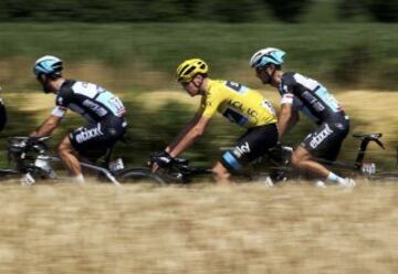 Chris Froome con el maillot amarillo durante la octava etapa del Tour de Francia.